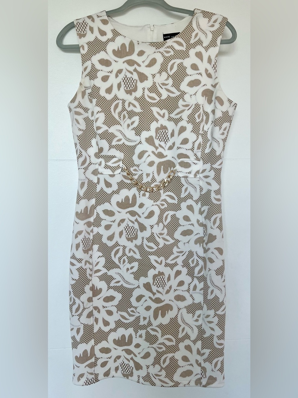 Kate & Lily Floral Lace Sheath Dress Size 8 Beige Cream Gold Chain Accent